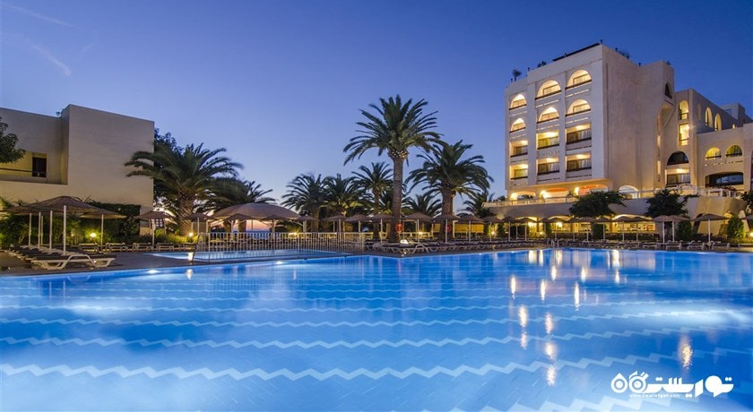 استخر روباز و ساختمان هتل